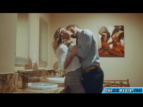 ❤️ Όταν μια πλούσια ξανθιά σε αποπλανεί σε μια δημόσια τουαλέτα ❤ Γαμήσι ❌️